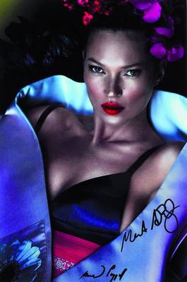 Mert Alas & Marcus Piggott, Farbfotografie, Kate Moss, handsigniert, ca. 28,5x19 cm, PP, unter Glas gerahmt