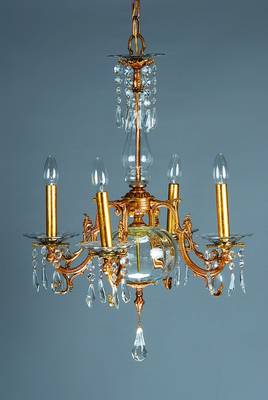 Deckenlampe, Frankreich, um 1925/30, verzierte Messingmontur mit 4 Armen, optisch geblasener Mittelbaluster u. passende Tropfschalen leichte getönt, ...
