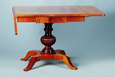 Klapptisch, England, um 1900, Mahagonifurnier, gespiegelt verlegt, Ahornfadenintarsien, Auslegerbeine geschweift,Säule klassizistisch in Vasenform, ...