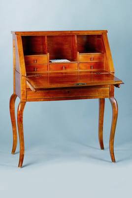 Damensekretär, süddeutsch, um 1840/60, Nußbaum, schräge Klappe, geschweifte Beine, innen drei Ablagefächer, 6 Schubladen, auf Rahmen gearbeitet, ...