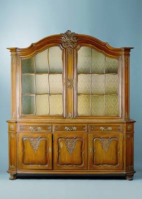 Aufsatzvitrine, Warrings, Barockstil, Nußbaum massiv, z.T. furniert, versprosste Scheiben, Inlets a. d. Vollholz geschnitzt, Alters- bzw. ...