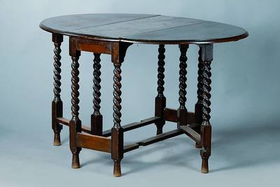 Oblongtable, England, um 1900, Eiche massiv beidseitig abklappbar, gedrechselten Beine, Gebr.schäden, 73 x 90 x 120 cm