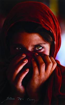 Steve Mc Curry, geb. 1950, Farbfotografie auf Fujicolor Crystal Archive Paper, "Afghan Girl", handsigniert, ca. 30,5x20 cm