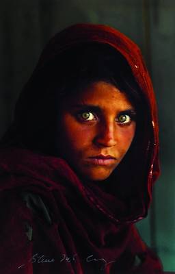Steve Mc Curry, geb. 1950, Farbfotografie auf Fujicolor Crystal Archive Paper, "Afghan Girl", handsigniert, ca. 30,5x20 cm