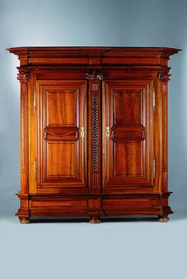 Prunkschrank, Pfalz, Raum Landau-Grünstadt, um 1780/90, Nußbaum massiv, aus dem Kernholz geschnitten, komplett auf Rahmen gearbeitet, Rahmen und ...