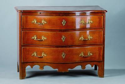 Barockkommode, Elsass-Lothringen, um 1760/70, tief geschweift, Palisander z.T. massiv, 3-schübig, orig. Beschläge z.T. vergoldet, berieben, alte ...