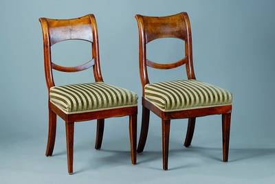 7 Biedermeierstühle, deutsch, um 1825/30, Wurzelnußfurnier gespiegelt verlegt, ausdrucksstarke Form, z.T. mit Furnierfehlstellen, rest.bedürftig, ...