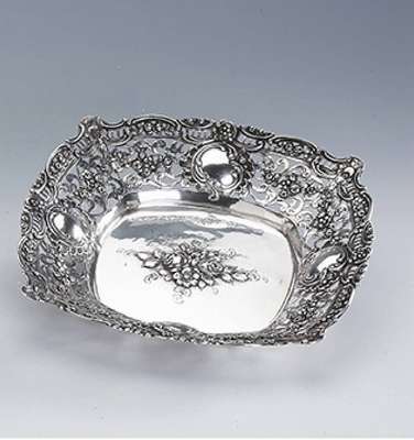 Anbietschale, 800er Silber, Adam Manns/ Hanau um 1900, Durchbrucharbeit mit üppigem Rosendekor, Boden mit halbplastischem Rosendekor, grav., ca. 24 ...