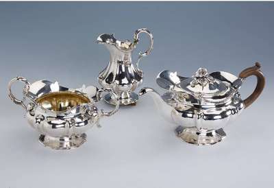 Teeservice, 925er Silber, London 1836/37, best. aus: Teekanne, Sahnekännchen und Gebäckschale, Meistermarke Benjamin Smith,bauchige Form, Teekanne ...