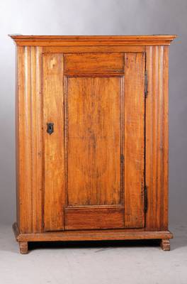 Brotschrank, Hessen, um 1770/80, Eiche massiv, vertikale Lisenen, diese doppelt geschweift und flach ausgeführt, Tür auf Rahmen gearbeitet, ...