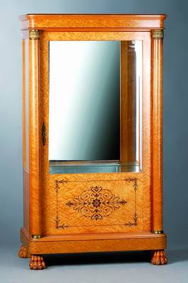 Vitrine, Empirestil, um 1900, nach Vorbild von 1810, Vogelaugenahorn- und Ahornfurnier, Korpus Urwaldholz, Mahagoni-Intarsien im pompejianischen ...