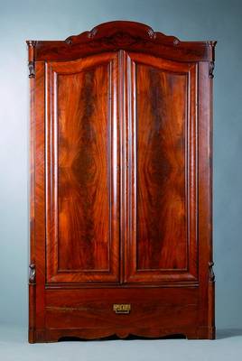 Schrank, Louis-Philippe um 1860, mitteldeutsch, Pyramidenmahagonifurnier doppelt gespiegelt verlegt,Korpus Weichholz, Front auf Rahmen gearbeitet, ...