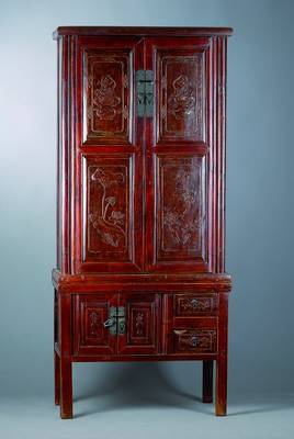 Stollenschrank, China, um 1900, Weichholz, auf Rahmen gearbeitet, Flachschnitzerei, diese mit Glücksbringer-Symbolen, Innenleben: 2 integrierte ...