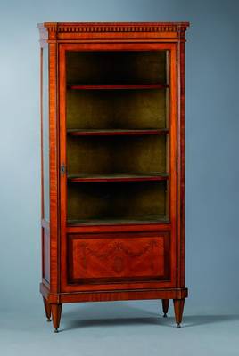 Vitrine, Frankreich, um 1900, Bandintarsien aus Rosenholz u. Mahagoni, allseitig verglast, mit grünem Samt ausgeschlagen, Ecken abgeplattet, unten ...
