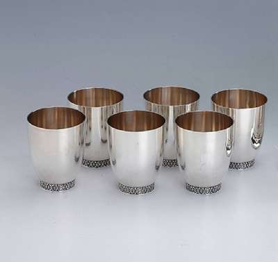 6 Becher, 925er Silber, deutsch, Meister- marke Wilhelm Binder/Schwäbisch Gmünd, klassisch elegantes Design, Stand mit Granulierung und ...