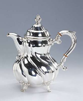 Kaffeekanne, 830er Silber, deutsch, Meistermarke Wilkens/Bremen, typ. Dresdner Barock, bauchige Form, gedreht, Griff in Rocaillen mit Dämmringen, ...