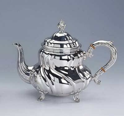 Teekanne, 830er Silber, deutsch, Meister- marke Wilkens/Bremen, typ. Dresdner Barock, bauchige Form gedreht, Griff mit Dämmringen, Deckel mit ...