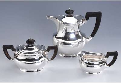 3-teil. Teeservice, 800er Silber, Schweiz, best. aus: Teekanne, H. ca. 18 cm, Sahne- kännchen, H. ca. 6 cm und Zuckerdose, H. ca. 10 cm, ...