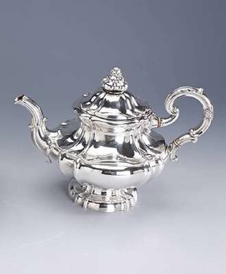 Teekanne, 13-löt. Silber, deutsch um 1860/70, gebauchte Form, blütenförm. Deckelbekrönung, barockisierend, Meistermarke K & L unged., H. ca. 19 ...