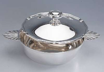 Deckelschüssel, 800er Silber, Schweiz, dat. 1959, Meistermarke Jezler, 2 Griffe im Fächerdekor, Deckelrand 4-fach getreppt, ca. 800 g, D. ca. 20 cm