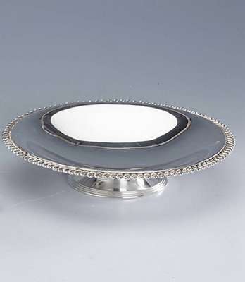 Fußanbietschale, 925er Silber, deutsch um 1960, Koch & Bergfeld, Vertr. J.Dix/Bonn, Randmit Kordelverz., D. ca. 23.5 cm, ca. 476 g, Standfuß