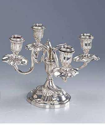 4-armiger Kerzenleuchter, 800er Silber, deutsch um 1930, Koch & Bergfeld, florale Ausarbeitung, barockisierend, H. ca. 16 cm, ca. 559 g, Oberteil ...