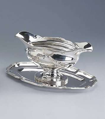 Sauciere, 950er Silber, Frankreich, barockeForm mit Kreuzbanddekor, Punzen verschl., Wappen mit Einhorn, Löwe und Krone: GodefriousAtavis Decit, im ...