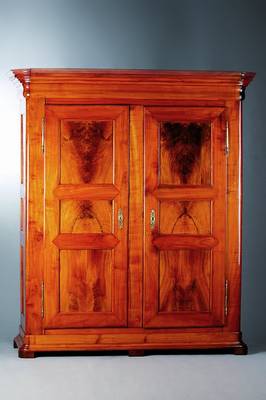 Biedermeierschrank, Elsaß, um 1830, Kirschbaum massiv, Füllungen, Wurzelnuß, auf Rahmen gearbeitet, Inneneinrichtung späterältere ...