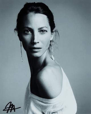 Inez van Lamsweerde, geb. 1963, Christy Turlington, s/w Fotografie, handsigniert, ca. 25x20 cm