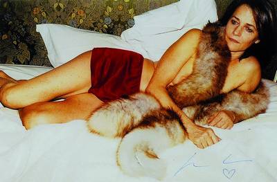 Jürgen Teller, geb. 1964 Erlangen, Charlotte Rampling in red shorts, Farbfotografie, handsigniert, ca. 30x20 cm