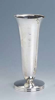 Ziervase, deutsch um 1900, Hugo Böhm, 800erSilber Hammerschlagverzierung, bez. Handarbeit, Rand min. verbeult, H ca. 22.5 cm