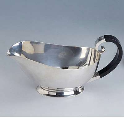 Große Art-Deco-Sauciere, 925er Silber, Dänemark, Fredericia 1938, Meistermarke Cohr, schwarzer Griff, H ca. 11 cm, L. ca. 20 cm, ca. 320 g