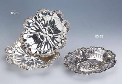 Anbietschale, Hanau um 1920, 800er Silber, Durchbrucharbeit mit Füllhörnern, reiche Blumenstaffage, Fond mit Blumenbouquet, ca. 250 g, ca. 4 x 25 ...