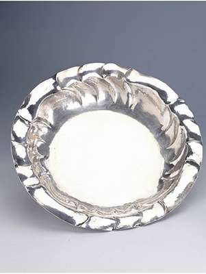 Anbietschale, Silber, Schwäbisch Gmünd, Hammerschlagverz., Treibarbeit, gewellter Rand, Meistermarke Bolter Otto, D. ca. 35 cm, ca. 600 g