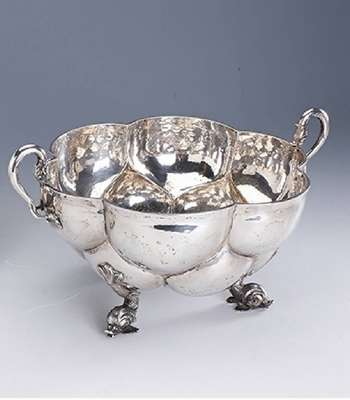 Anbietschale, Silber, Neresheim um 1905/10, Hammerschlagverz., Treibarbeit, Griffe nach dem Vorbild von 1700, in Form von Drachenköpfen, Füße in ...