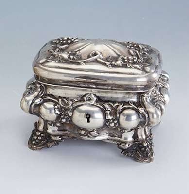 Zuckerdose, wohl Berlin um 1840/45, Silber gepr., teilverg., reicher Weinlaubdekor, erhaben gearbeitet, Deckel mit Klappscharnier,Schlüssel fehlt, ...