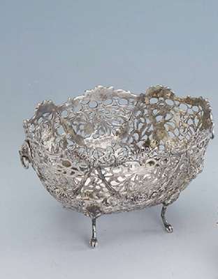 Anbietschale, wohl Hanau um 1900, 800er Silber, reine Sägearbeit, schöne schwereQualität, Durchbrucharbeit mit Girlanden und Rosendekor, ca. 215 ...