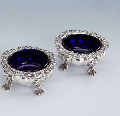 Gewürzschälchenpaar, England, London 1829, 925er Silber, abstr.-floral verziert, auf 4 Füßen stehend, blaue Glaseinsätze sek., H ca. 4 cm, D ...