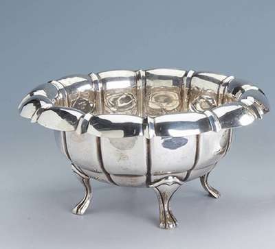 Anbietschale, Schwäb.-Gmünd um 1935, wohl Hugo Böhm (Punze verschlagen), ca. 530 g,800er Silber, Rand gelappt, auf 4 Füßen stehend, H ca. 14 ...