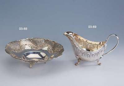 Jugendstil-Anbietschale, deutsch um 1900, 925er Silber, grav., punziert, florales und Korbmuster, auf 3 verz. Füßen, H. ca. 6 cm, D. ca. 21.5 cm, ...
