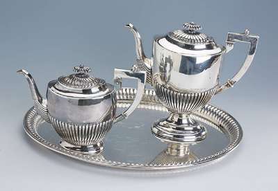 Kaffee-/Teekanne auf Tablett, deutsch um 1900, Inschrift sek.: 1939-1964, Kaffeekanne H. ca. 22 cm und Teekanne H. ca. 14 cm, Bruckmann & Söhne, ...