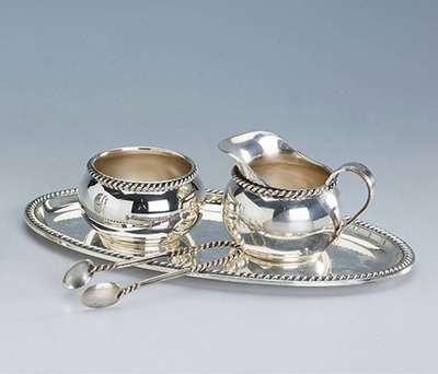 Sahnegießer und Zuckerschale mit Zucker- zange auf Tablett, Lutz & Weiss, 835er Silber, Kordelverzierung, H. ca. 4 und 6 cm, Tablett: 23 x 13 cm, ...