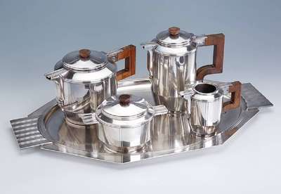 5-tlg. Kaffee- und Teeservice, Frankreich, Paris um 1930/35, Metall versilbert, Meistermarke wohl Berger/Paris, reines Art-Deco, gerieft, ...