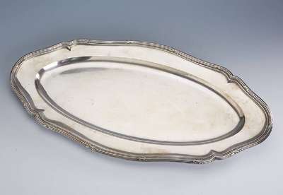 Tablett, 800er Silber, deutsch um 1900, Wilkens/Bremen, Rand gerippt mit Kreuzbandverzierung, ca. 1925 g, ca. 61 x 31.5cm, passend zu Kat.-Nr. 03-122