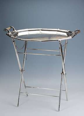 Großes Tablett, USA, 1930/40er Jahre, versilbert, Vorbild 1860/70, Boden mit Hammerschlagverz., Griffe mit Holzeinlagen, (1 Griff ohne ...