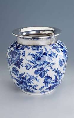 Porzellan-Vase, um 1935/40, Rand 830er Silber, Schumann/Bavaria, blaue Blumenmalerei, gebauchte Form, H. ca. 20 cm