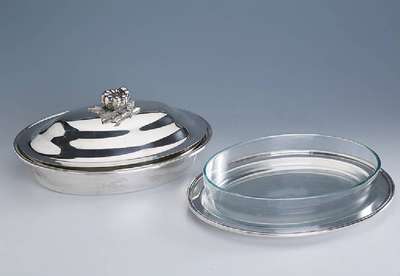Deckelterrine mit Glaseinsatz, Metall versilbert, florale Deckelbekrönung, ca. 34x 25 cm, dazu ovales Tablett mit Glas- auflaufform, ca. 35.5 x ...