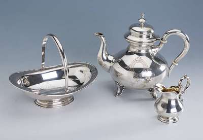 Teeset, deutsch, um 1855-60, 12 bzw. 13-lötiges Silber, zweites Barock, bestehend aus: Kanne auf vier Füßen, H. ca. 20 cm, D. ca. 23 cm, ...