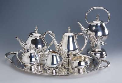 Großes Kaffee- und Teeservice, 8-teilig, USA, Sterling Silber, ca. 5.488 g, best. aus: Kaffeekanne, Teekanne, Wasserkanne, Sahnekännchen, ...
