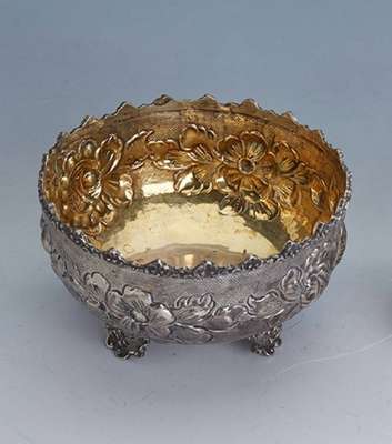 Anbietschälchen, 800er Silber, Hanau um 1910, nach Augsburger Vorbild 2. Hlft. 18. Jhdt., innenverg., floraler Dekor, auf 3 Füßenstehend, ...